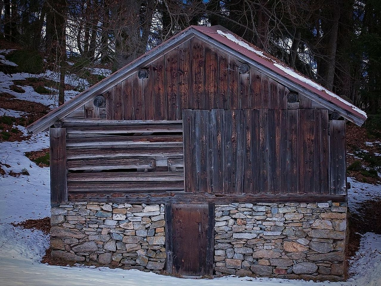 Cabana de gelo ao amanhecer no lago de montanha